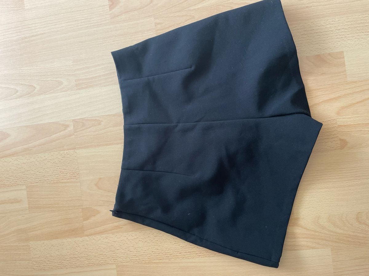 Pantaloni: Schwarzer Hosenrock – Usato da Ebikon venduto da van_qg5n 1