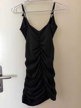 Robe noire moulante froncée taille XS état neuf