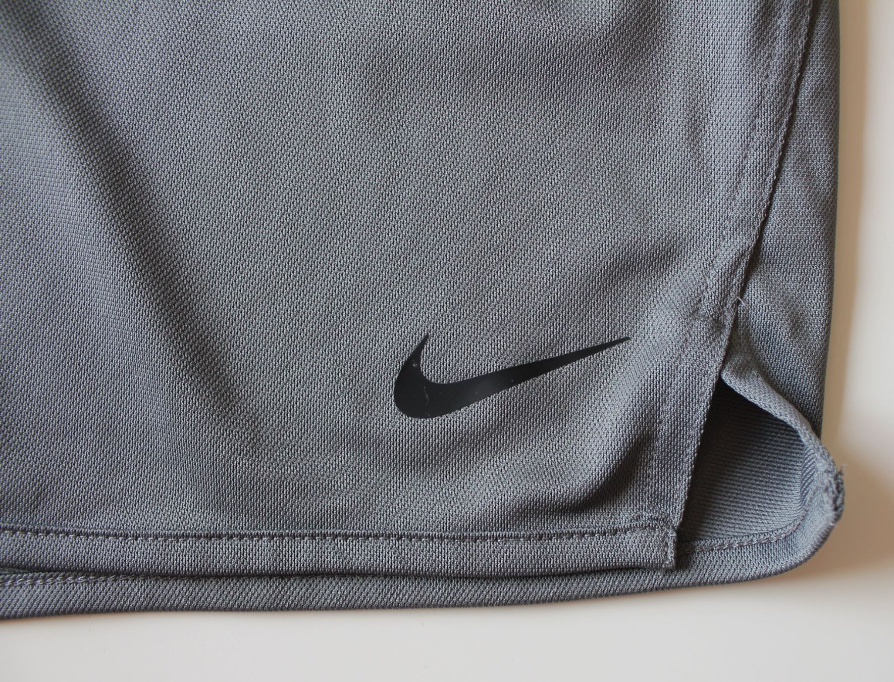 Nike Pantalons: Shorts Nike gris    t. XL – D'occasion à Peseux par Gilloss 1