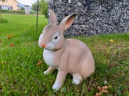 Petit lapin en résine Ht. 27 cm