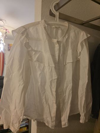 Weisse Bluse mit Rüschen, Grösse M, ideal für den Sommer!