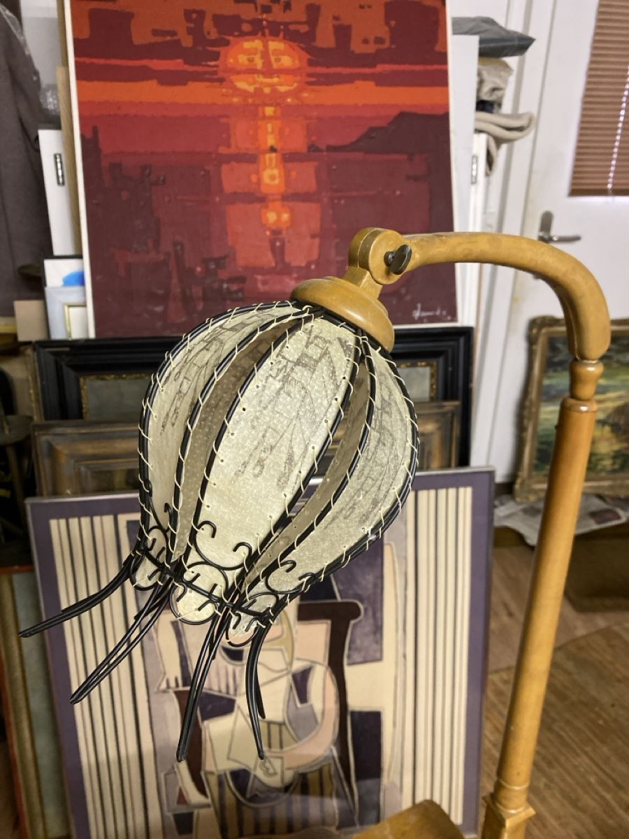Lampade: Antiker Beistelltisch mit integrierter Lampe – Usato da sursee venduto da trilli-tralli 2