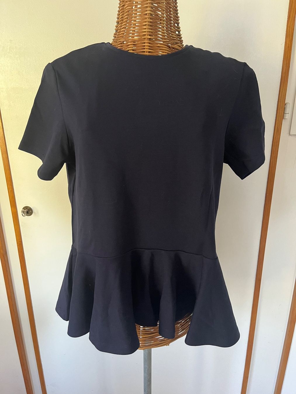 Mango T-Shirts: MANGO T-Shirt mit Schösschen dunkelblau – Gebraucht aus Utzenstorf von Ismaele