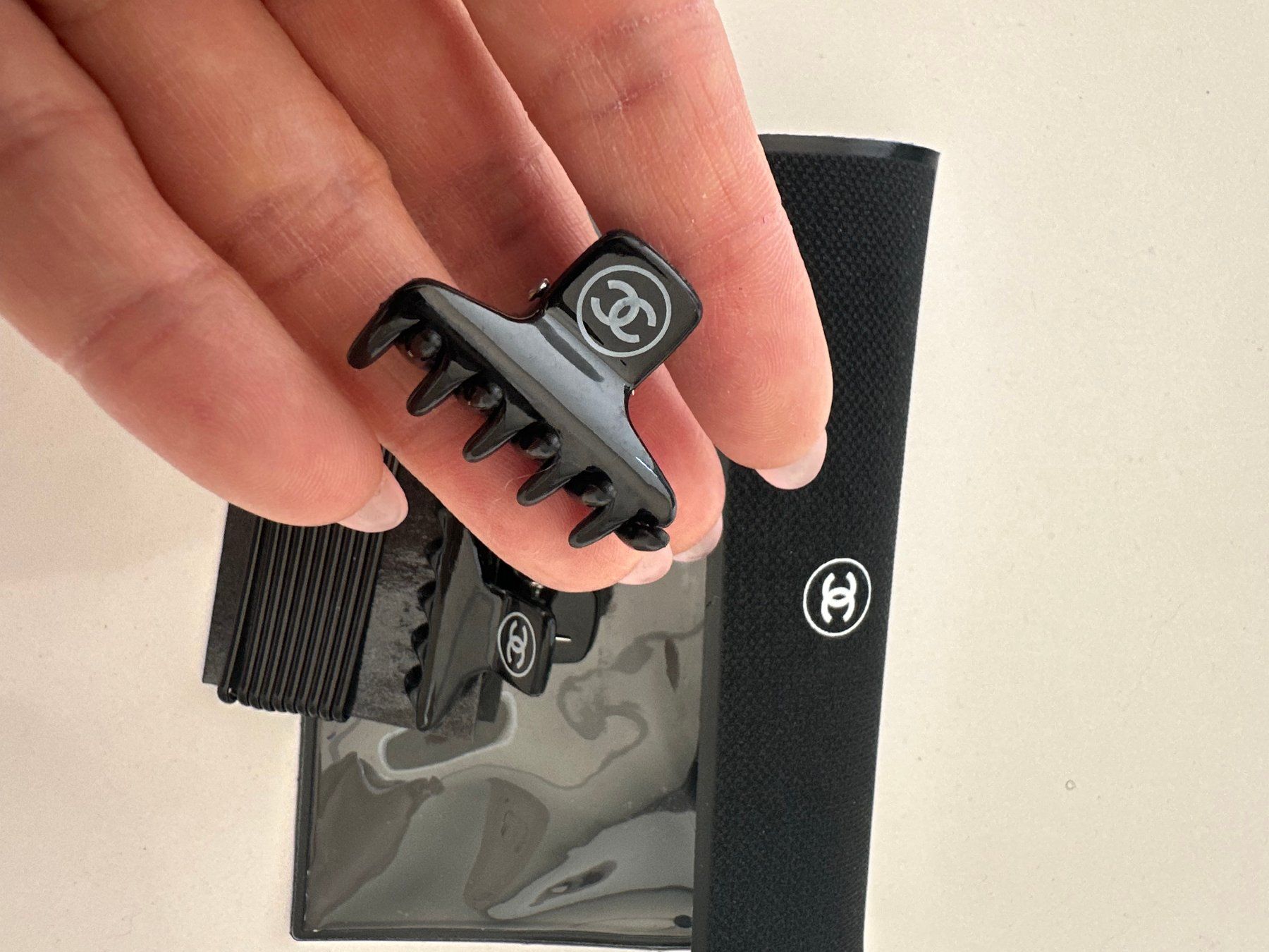 Chanel Accessori per capelli: Original Chanel Beauy Mini Haarklammern Set – Nuovo e nell'imballaggio originale da Steinmaur venduto da regenbogen052 1