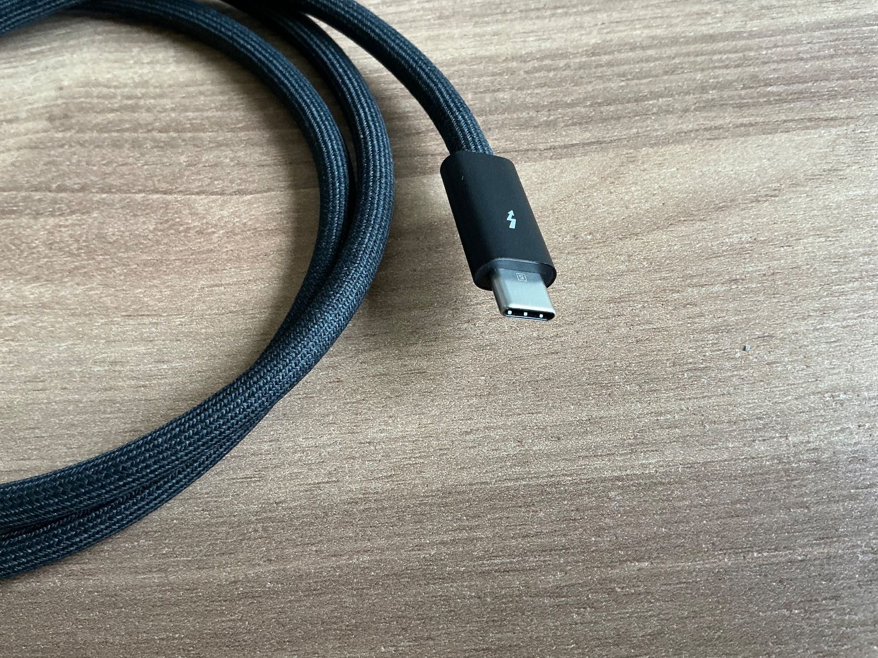 Kabel: Thunderbolt USB-C Kabel – Gebraucht aus Zürich von hub_h8vk 1