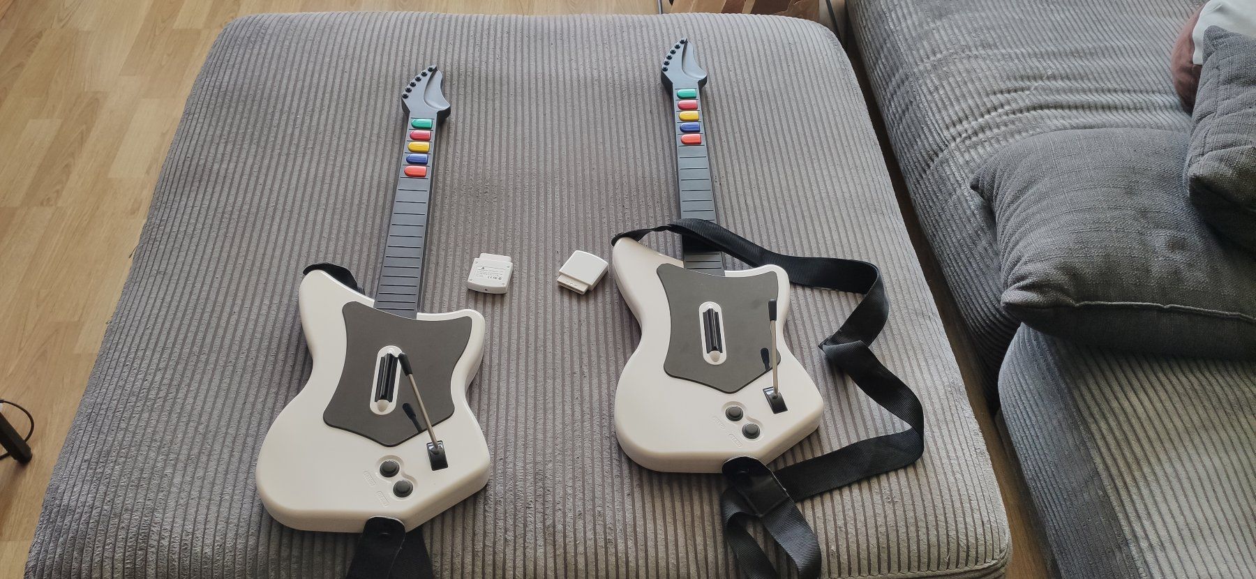 Controller: 2x Originale Guitar Hero Gitarre von RedOctane plus Game – Usato da St.Gallen venduto da Wdragon