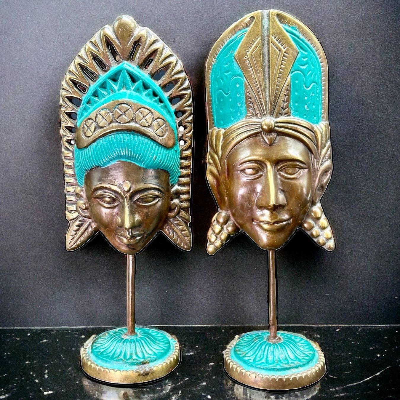 Sculture & Statue: Ensemble de deux anciens masques balinais bronze polychrome – Usato da Morges venduto da vintiques