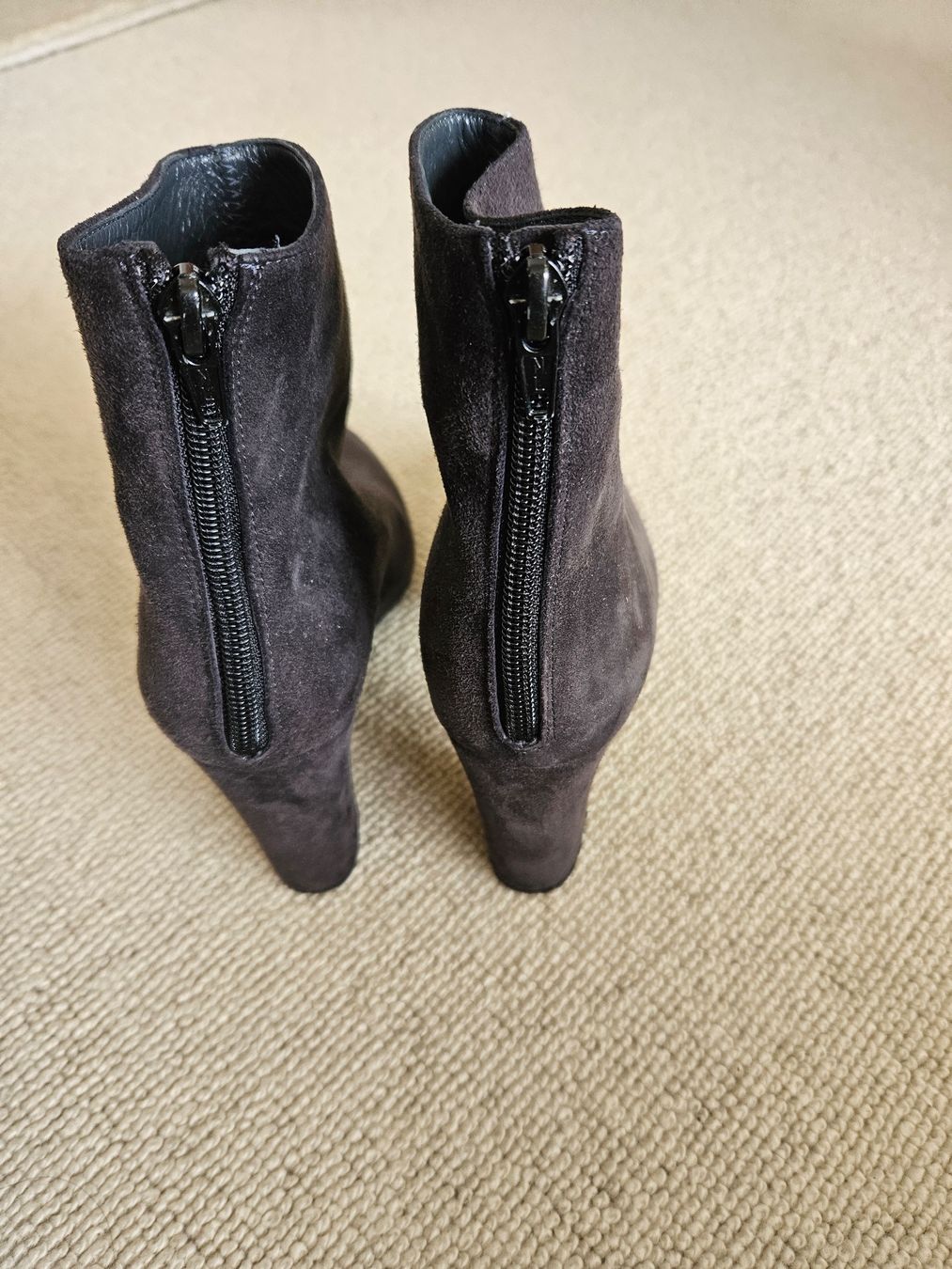 Scarpe da donna: Bottines en daim gris – Usato da lausanne venduto da josianemuller 1