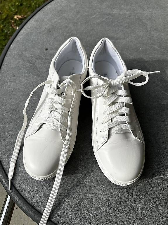 Scarpe da donna: Sneaker weiss, Gr. 40 – Usato da Thalwil venduto da and_fdf5