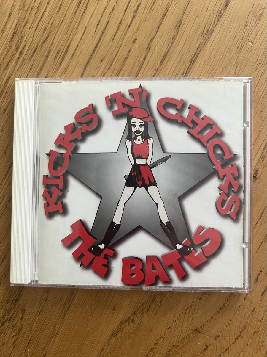 CD: The Bates: Kicks N Chicks CD (1996) – Usato da Hünenberg venduto da Paddels