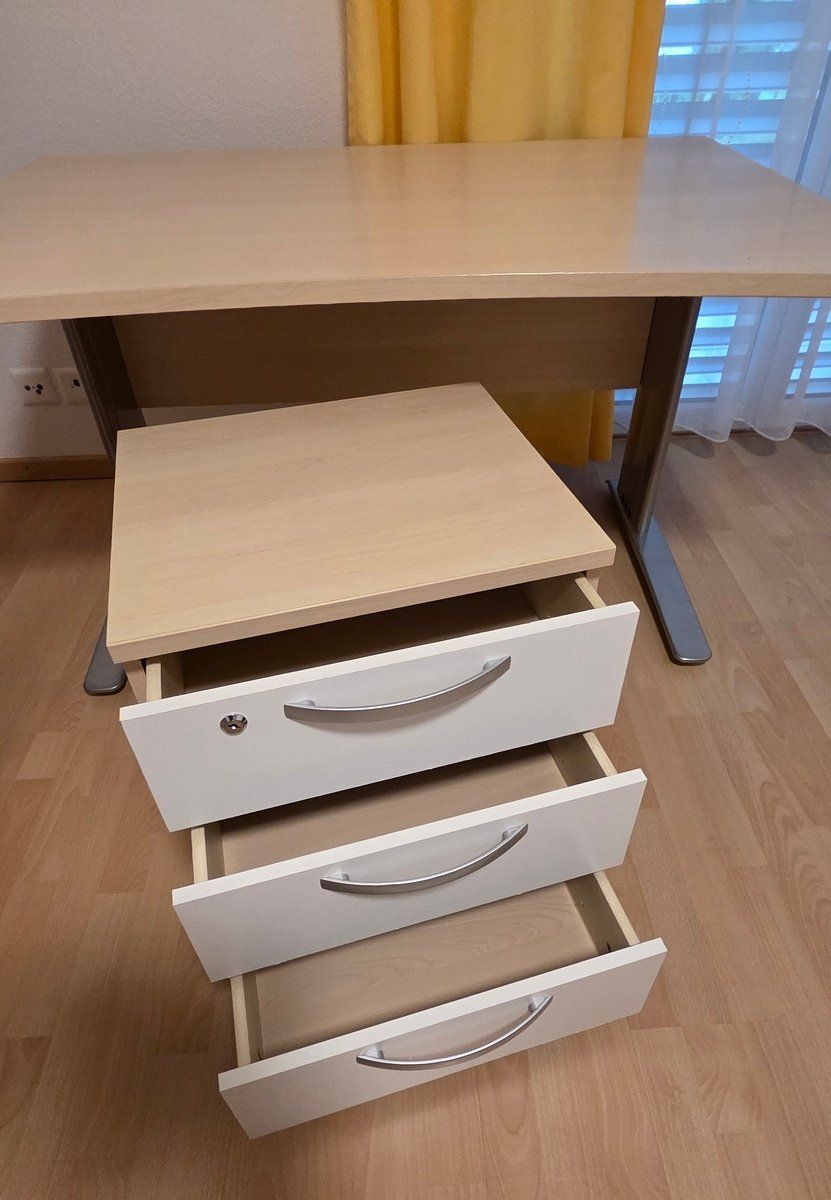 Schreibtische: Praktischer und kompakter Bürotisch mit Rollcontainer – Gebraucht aus Zofingen von Pinkbird27 1
