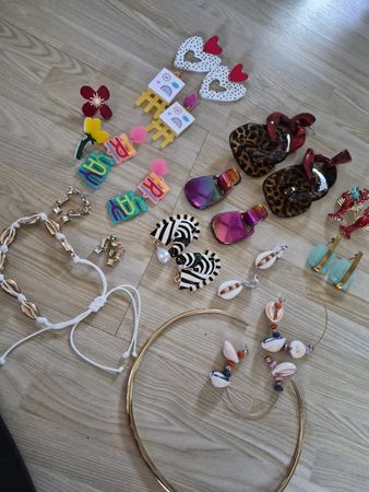 Lot de boucles d'oreilles fantaisie et colliers bon état