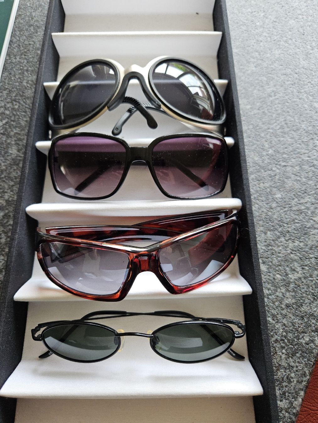 Occhiali & Lenti: diverse Sonnenbrillen 4 Stück. unisex – Usato da Urdorf venduto da Colina