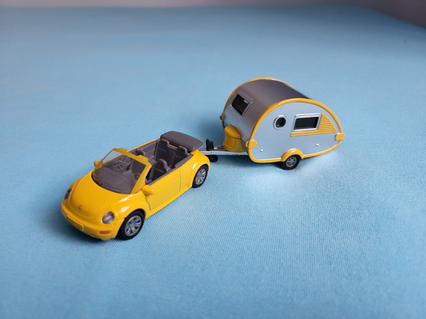 Siku Modellini d'auto: VW Beetle Cabriolet & Camping Trailor – Nuovo (secondo la descrizione) da Glattbrugg venduto da PhilKrill