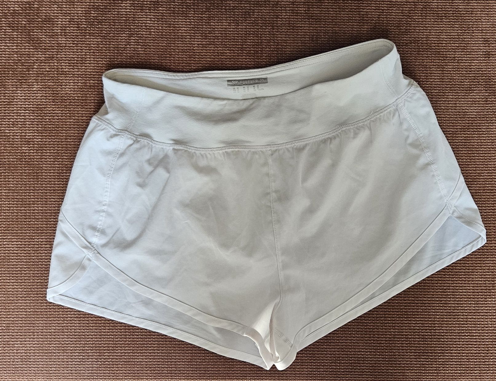 Pantaloni: Running Shorts Forever21 Gr. M – Usato da Rombach venduto da ThriftBetter