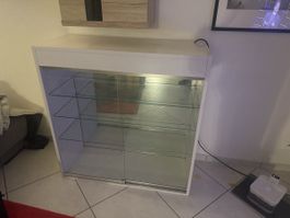 Glasvitrine weiss mit Beleuchtung und Schiebetueren