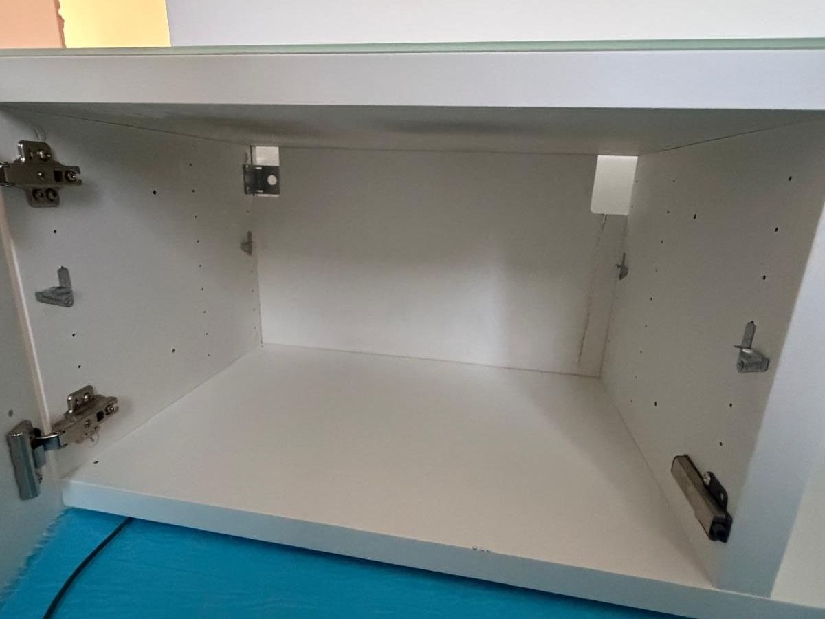 Ikea Mobili TV: TV-Möbel weiss mit Glasplatte (inkl. Wandbefestigung) – Usato da Aarwangen venduto da Pattrik 4