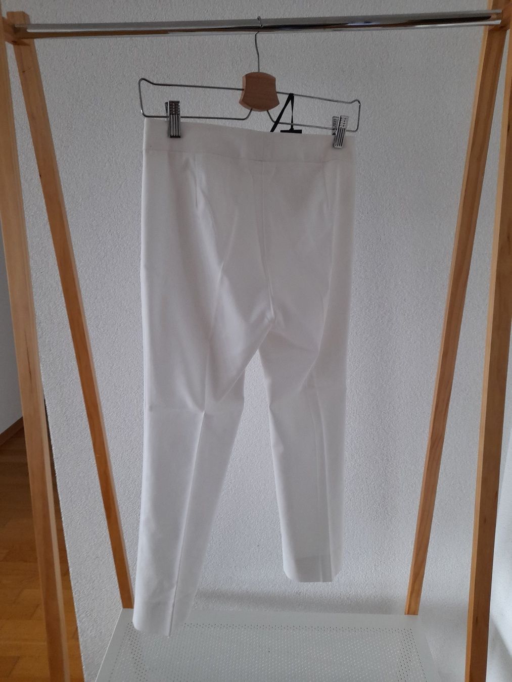 Pantaloni: Pantalon 3/4 blanc – Nuovo e nell'imballaggio originale da Mont-sur-Lausanne venduto da Pioutch 1