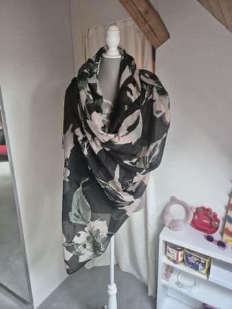 Grosser Schal schwarz Blumenmuster floral guter Zustand