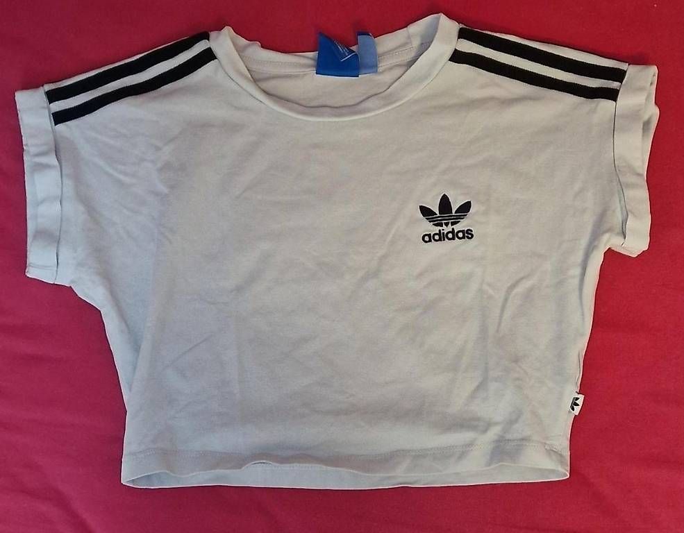 Top: Adidas crop top  – Usato da Riehen venduto da Joloe