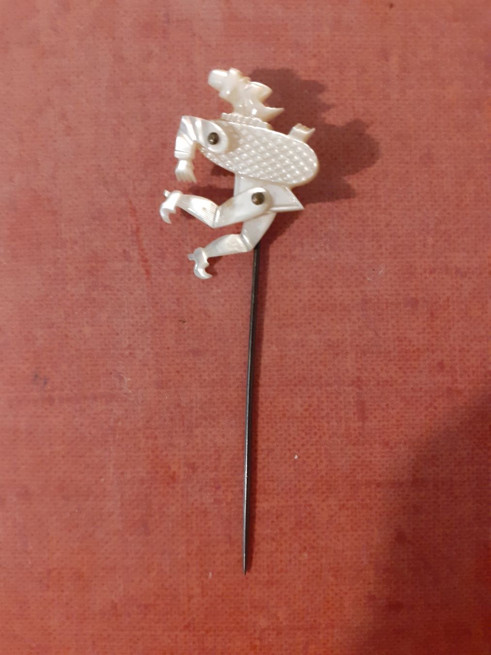 Broschen & Nadeln: Vintage Hutnadel mit geschnitzer Figur – Gebraucht aus Zuerich von lichti
