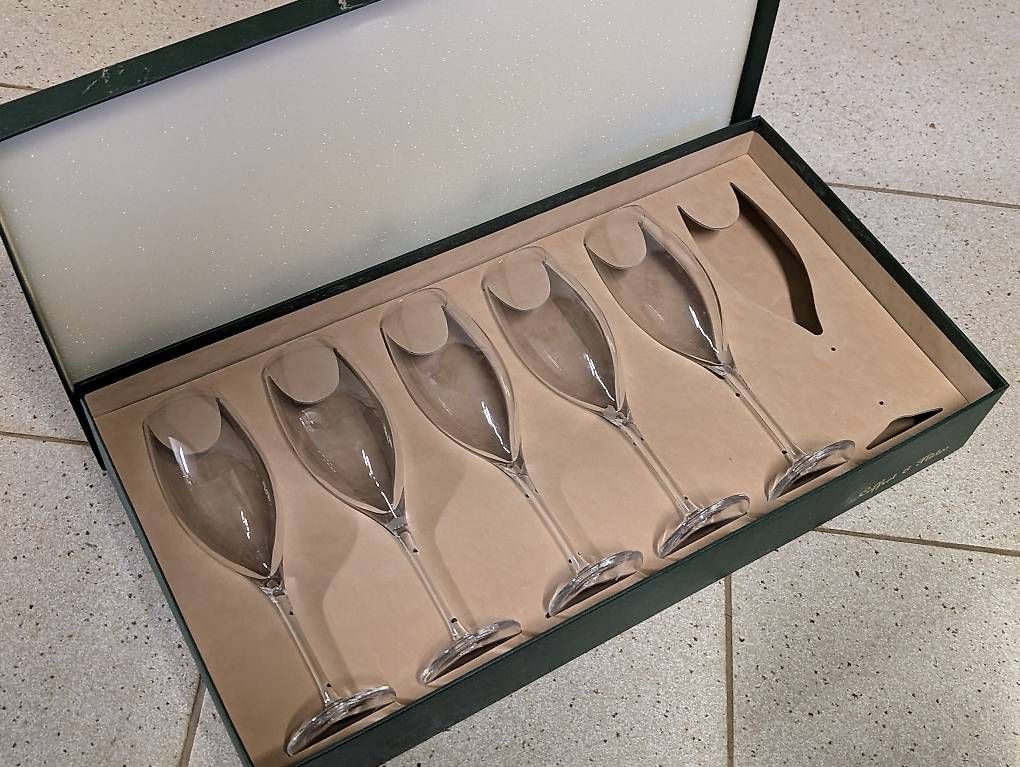 Bicchieri: COFFRET DE SIX FLÛTES À CHAMPAGNE, DOM PÉRIGNON, CIRCA – Usato da Nyon venduto da ERIC1260