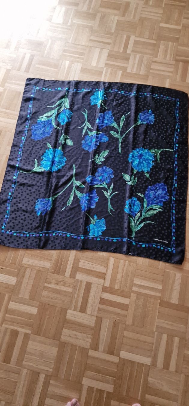 Foulard & Sciarpe: Raffaela Curiel Seidenschal, blaues Blumenmuster – Usato da St. Gallen venduto da mania03 3