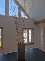 Holzdekorstäbe in hoher Vase