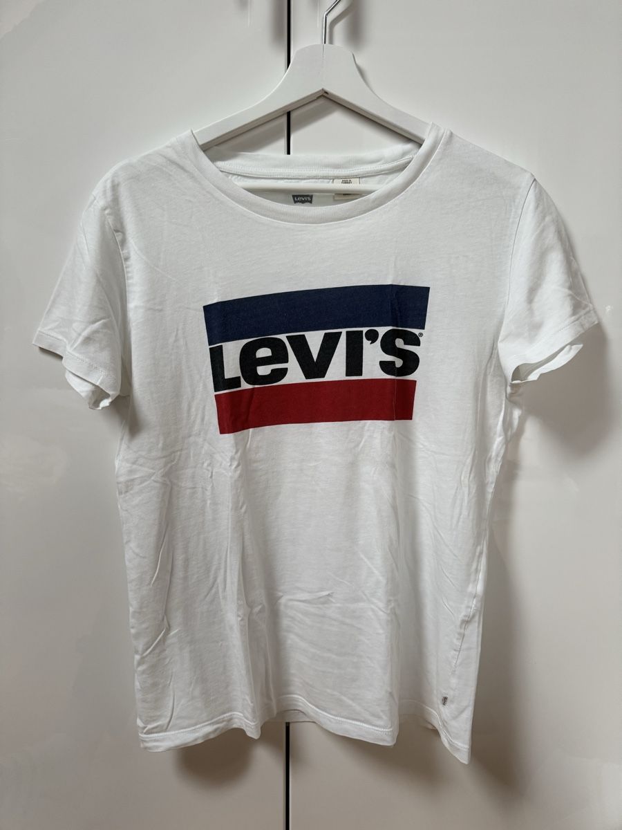 Levi's T-shirt: Levi's T-Shirt, weiss mit Logo, Gr. S – Usato da Maisprach venduto da jokoundklaas