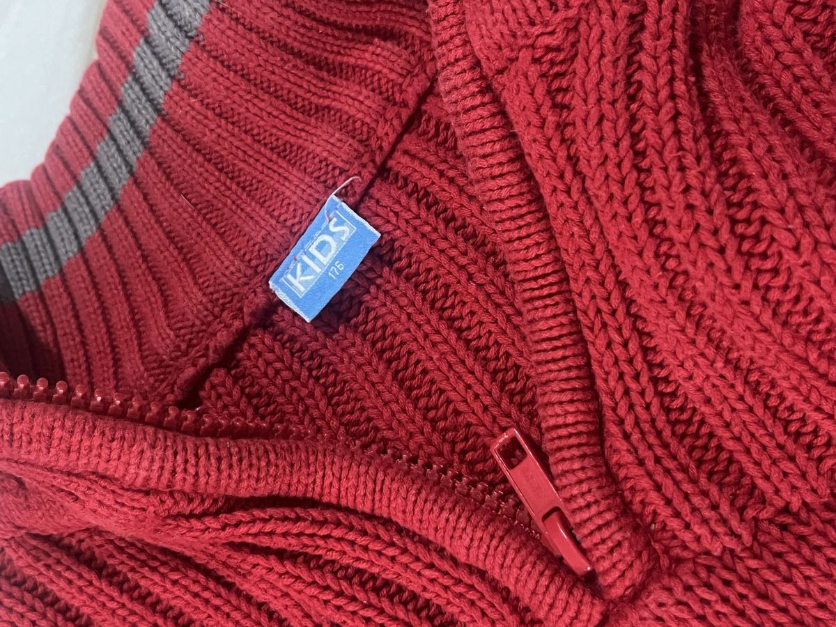 Pulls & Sweat-shirts: Strickpullover rot mit Reissverschluss Grösse 176 – D'occasion à St. Gallenkappel par Iillifee 2