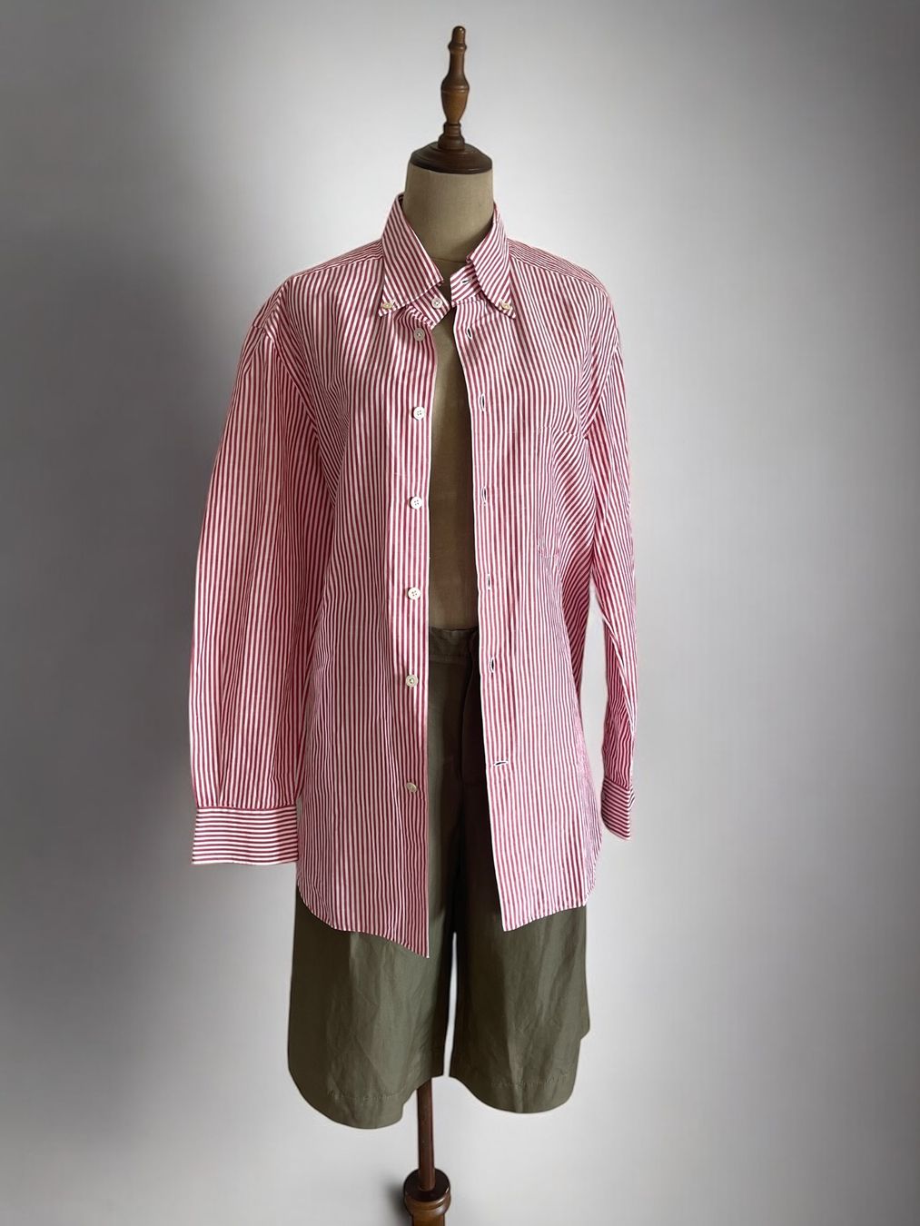 Kiton Camicie: Kiton Button Down Leinen Hemd / gestreift rot - weiss – Usato da Zürich venduto da Recode.Fashion 2