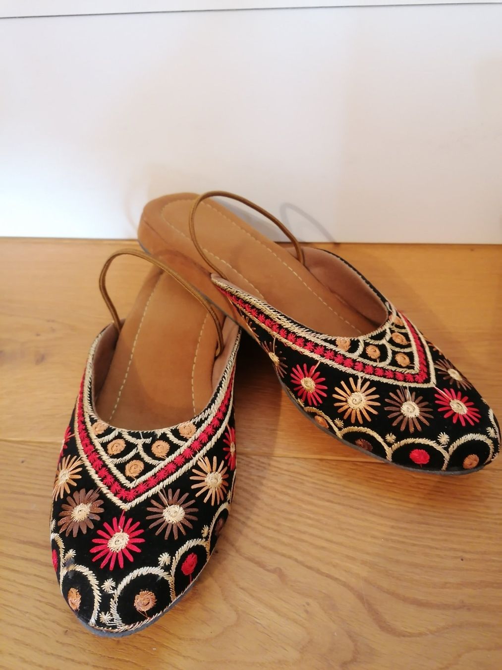 Scarpe da donna: Bestickte Stoffschuhe NEU – Nuovo (secondo la descrizione) da Marbach LU venduto da BitsAndBobs