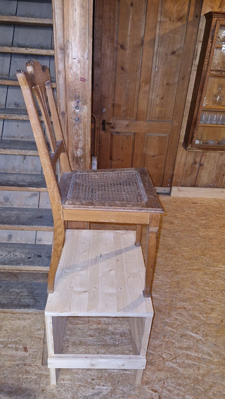 Sedie: Antiker Holzstuhl mit Wiener Geflecht – Usato da Ennenda venduto da Mr.Alpen16536 2