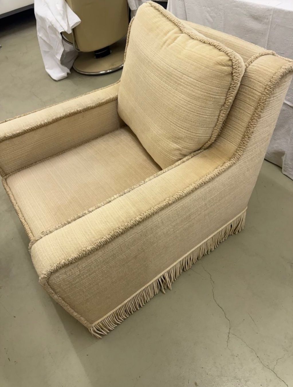 Poltrone: Sessel beige mit Fransen guter Zustand mit Rollen – Usato da Schlieren venduto da EH_Auktion 1