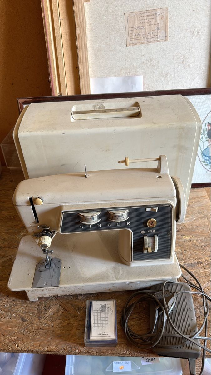 Singer Macchine da cucire: Sewing machine Singer 702 used condition with case – Usato da Neirivue venduto da naz_z28w