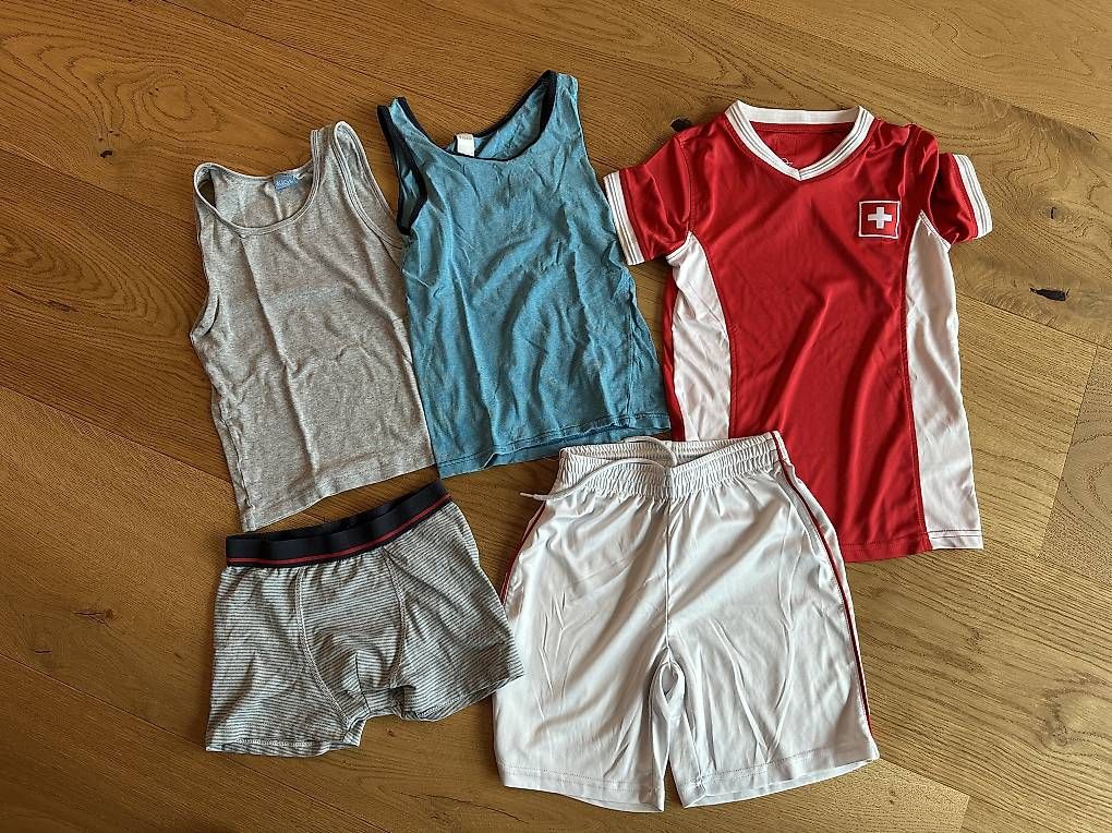 Lotti & Set di vestiti: Kleiderpaket Junge 134/140 – Usato da Rothrist venduto da Chicco043 3