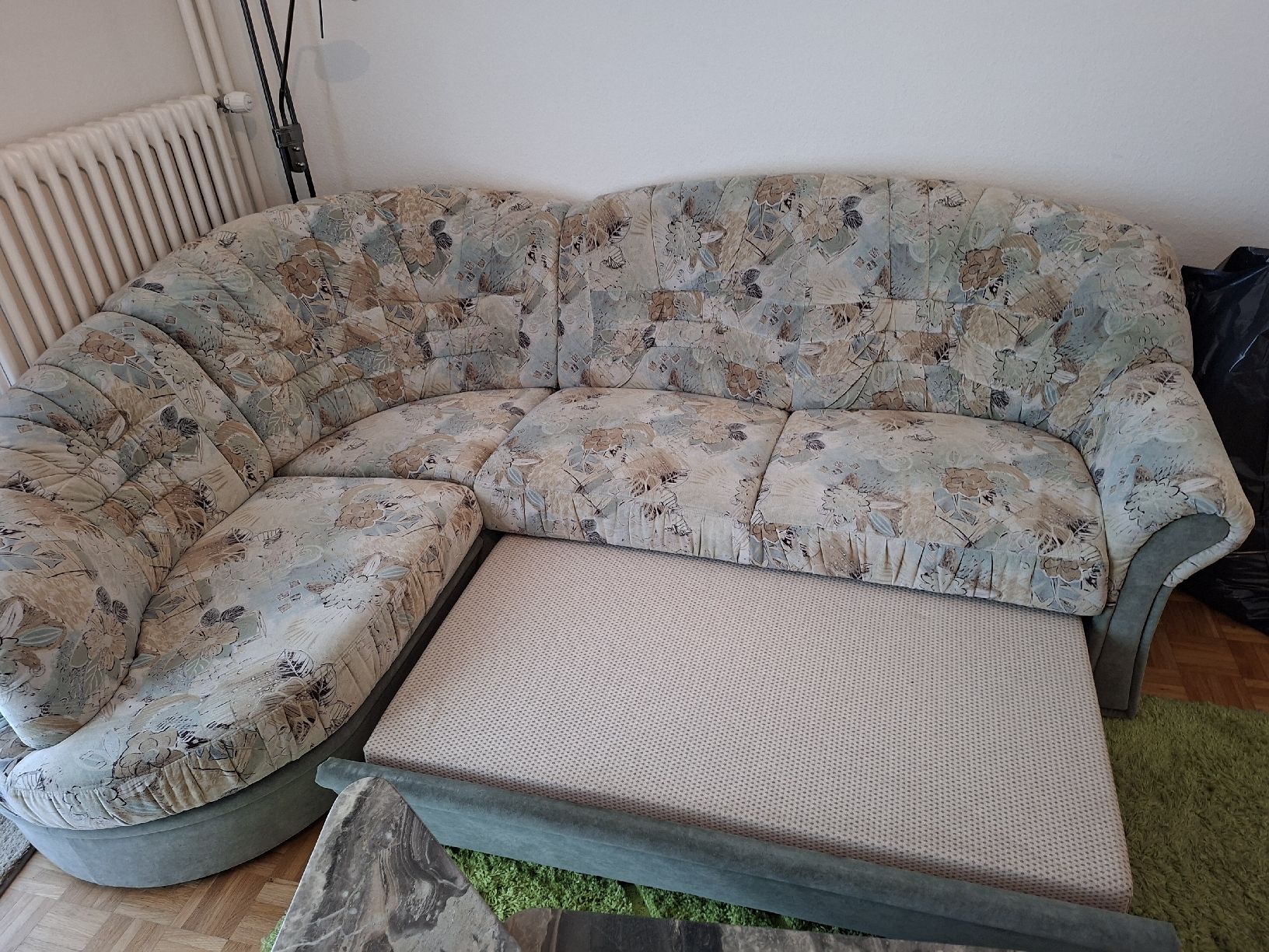 Divani: Ecksofa mit Schlaffunktion floral gemustert gebraucht – Usato da Wengi b. Frutigen venduto da inf_722z 2