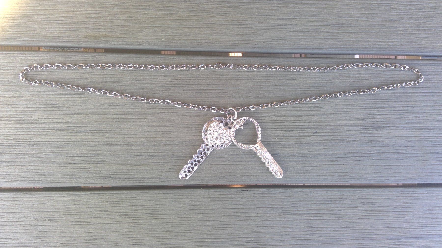 Catenine: Collier sautoir avec double CLEF en strass, NEUF – Nuovo e nell'imballaggio originale da Agiez venduto da chouchanelle 4