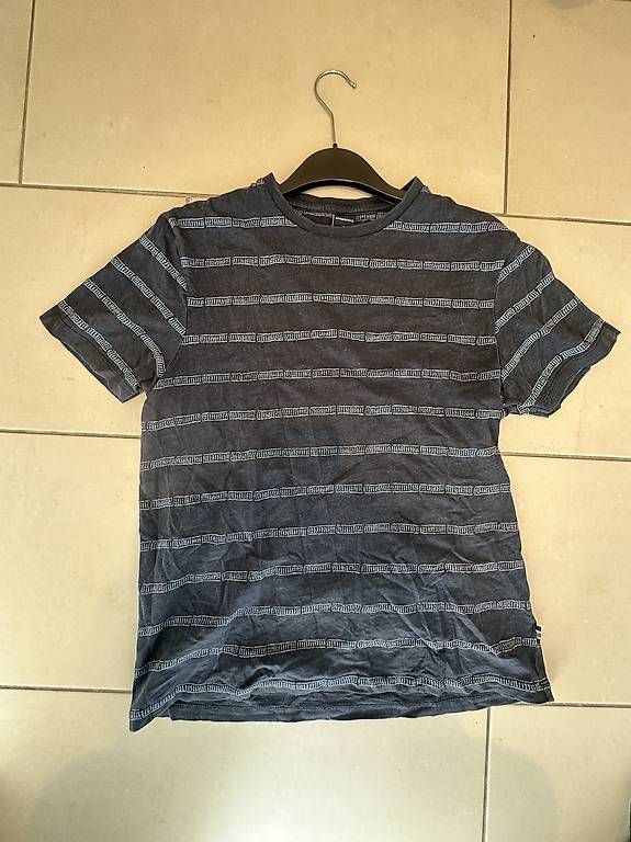T-shirt: Blaues T-shirt mit Muster  – Usato da Kehrsatz venduto da aik_w2jm 3