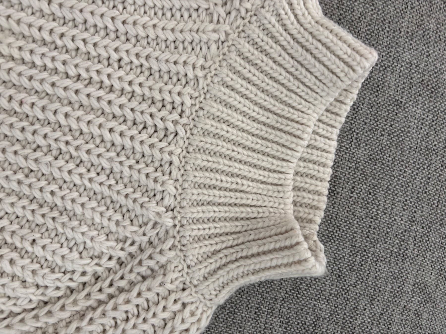 H&M Maglioni & Felpe: Strickpullover beige Stehkragen grob gestrickt  Gr. M – Usato da Bülach venduto da bjoernbenny 4