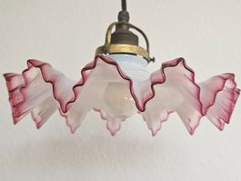 Antiker Opalin-Hängelampe mit rot-plissiertem Rand 25cm