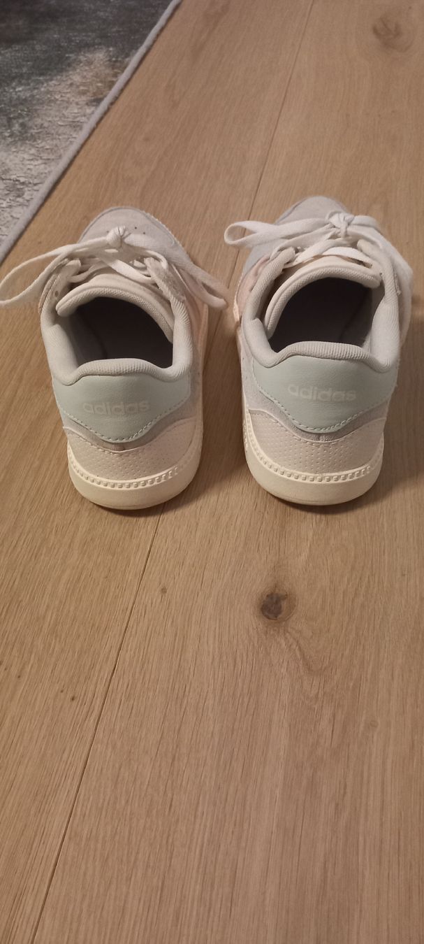 Adidas Scarpe da donna: Adidas light colour shoes – Nuovo (secondo la descrizione) da Arlesheim venduto da ali_2mfm 1