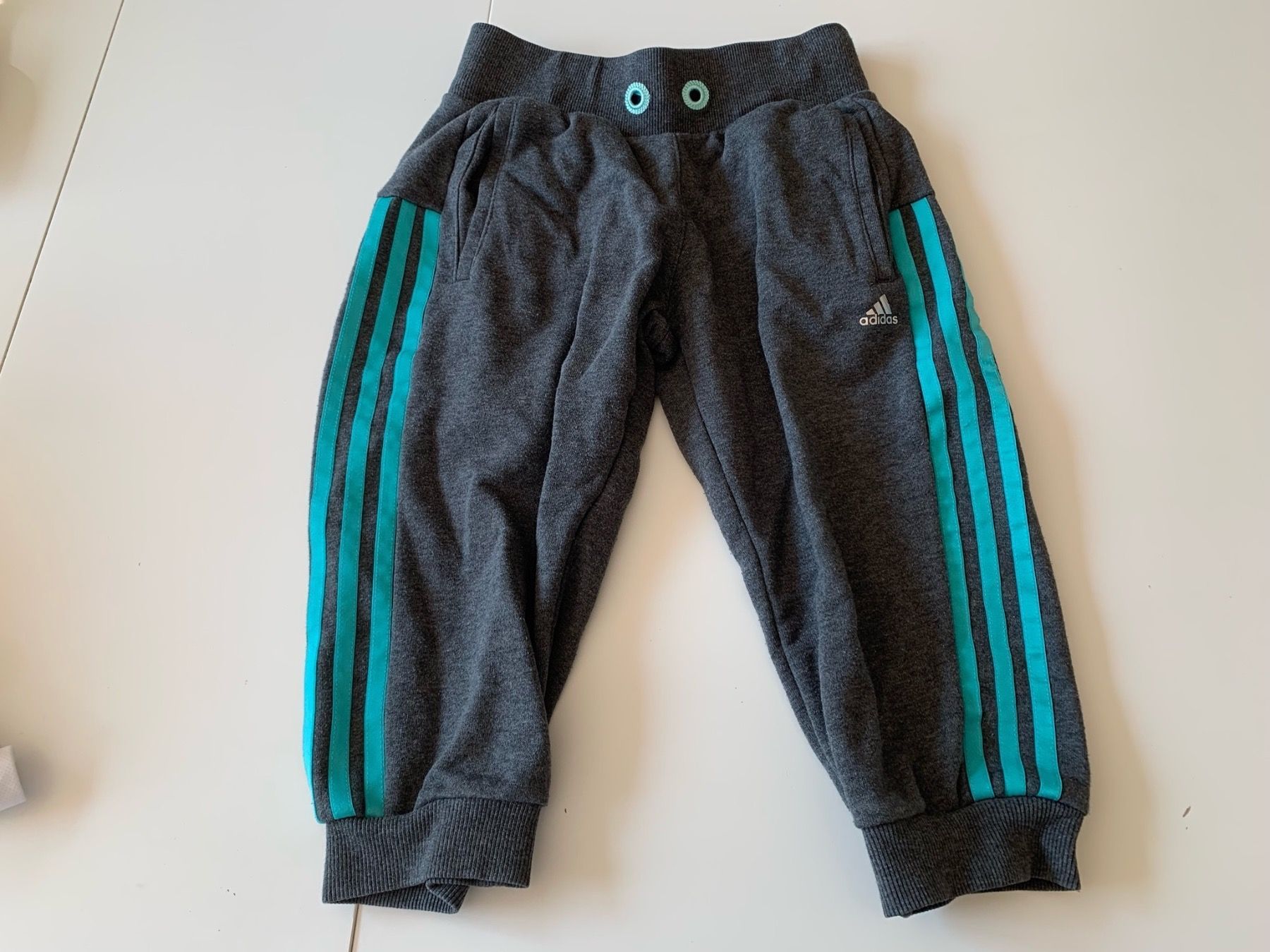 Adidas Pantaloni: ADIDAS Trainerhose 3/4tel Gr. 140 – Usato da Meiringen venduto da Jackwashere