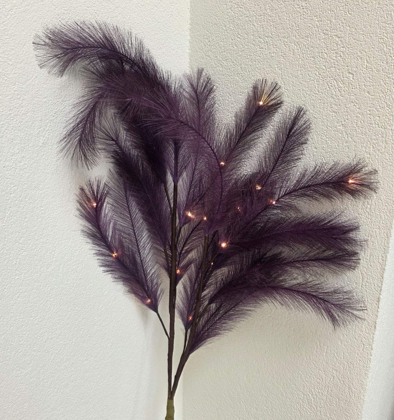 Tutte le decorazioni: Deko-Ast mit Lichterkette, violette Federn, neu – Nuovo (secondo la descrizione) da Rheinsulz venduto da Dred