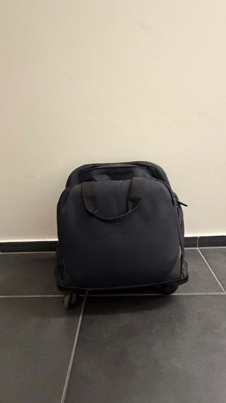 Valigie: Petite valise noire à roulette – Usato da giffers venduto da sev_c9x9 1