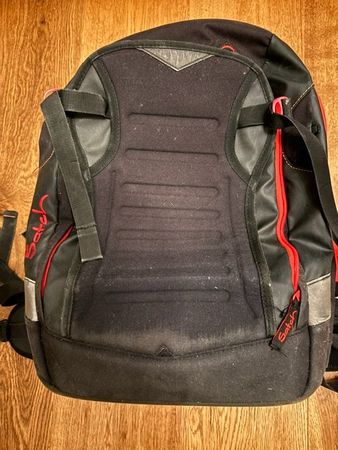Satch Schulrucksack schwarz/rot – guter gebrauchter Zustand