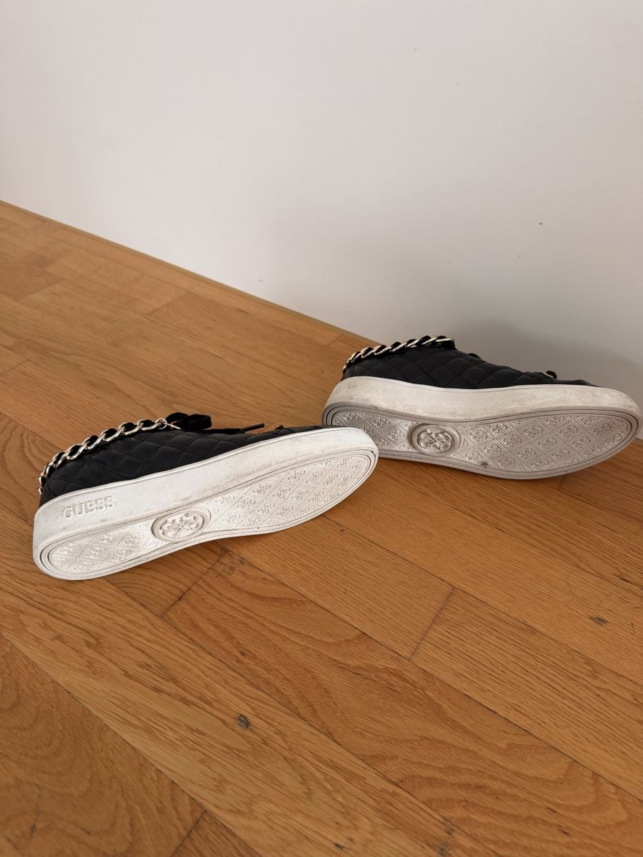 Guess Scarpe da donna: SCHWARZE GUESS SNEAKERS MIT KETTE – Usato da Muri AG venduto da GIRO777 2