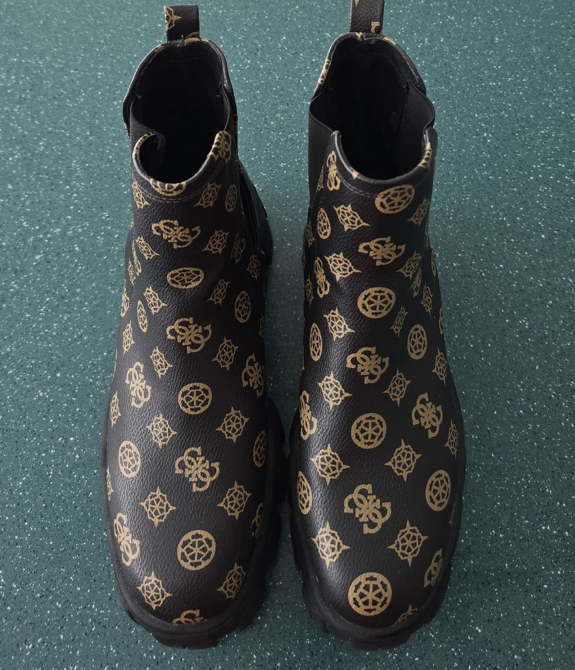 Guess Damenschuhe: GUESS CHELSEA BOOTS "NEU" – Neu und originalverpackt aus Widnau von Schurlibua 1