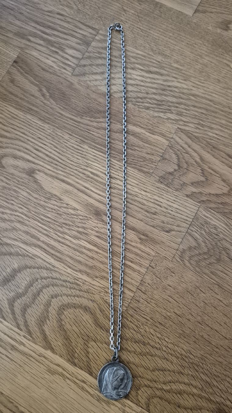 Colliers: Kette mit Medaillon 50cm – D'occasion à Kriens par M.86