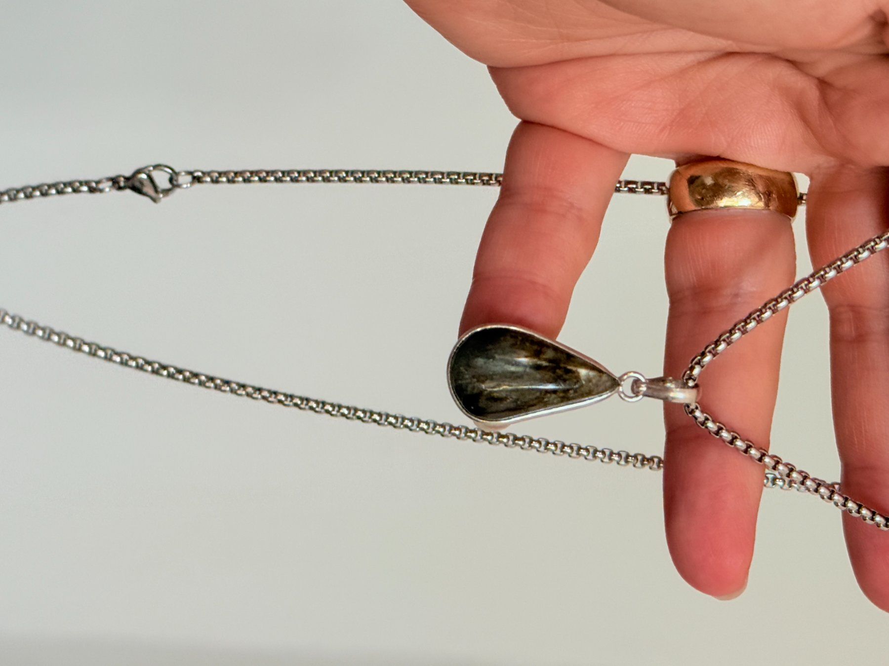 Ketten: Fashionable labradorite necklace – Neu und originalverpackt aus Genève von AGBERG 1